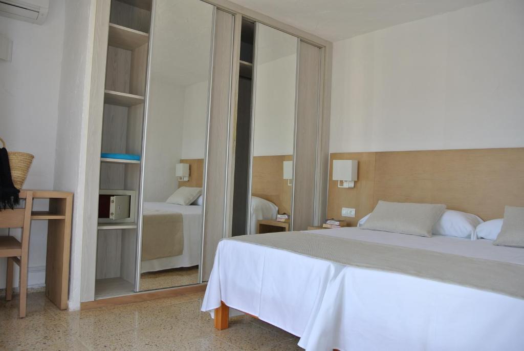 Apartamentos El Moro Сан-Антонио-Абад Номер фото