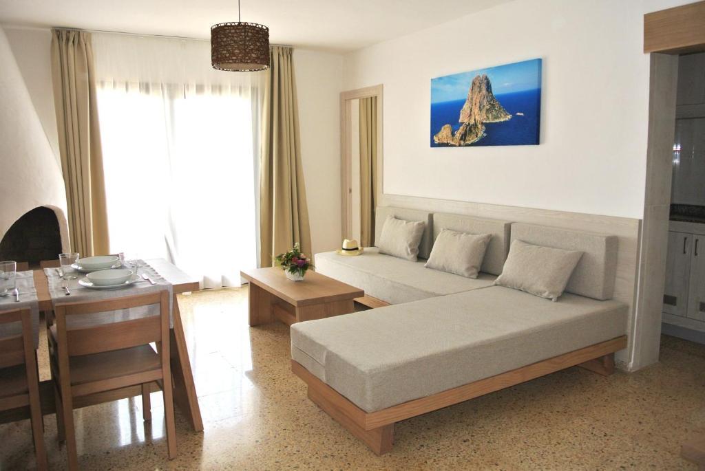 Apartamentos El Moro Сан-Антонио-Абад Экстерьер фото